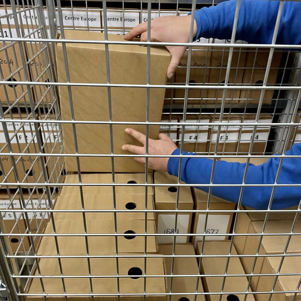 technicien Axal préparant le transfert d'archives