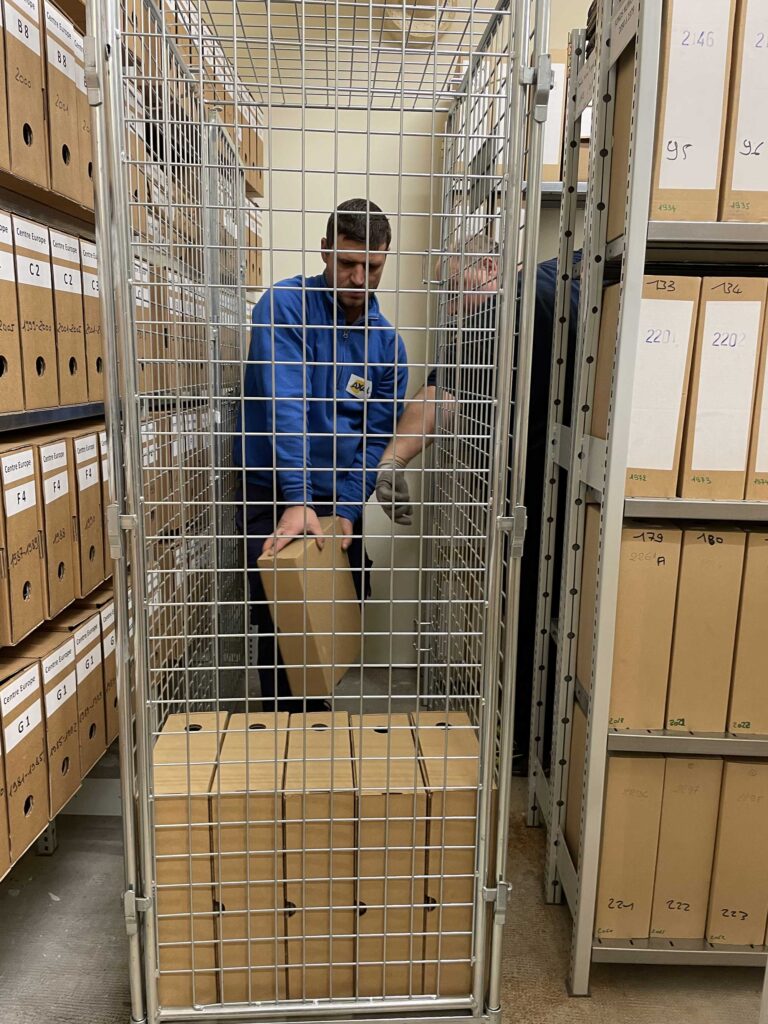 technicien Axal déménageant des archives professionnelles