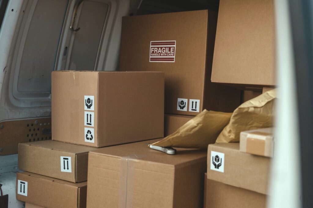 Véhicule de livraison spécialisée contenant des colis de marchandises