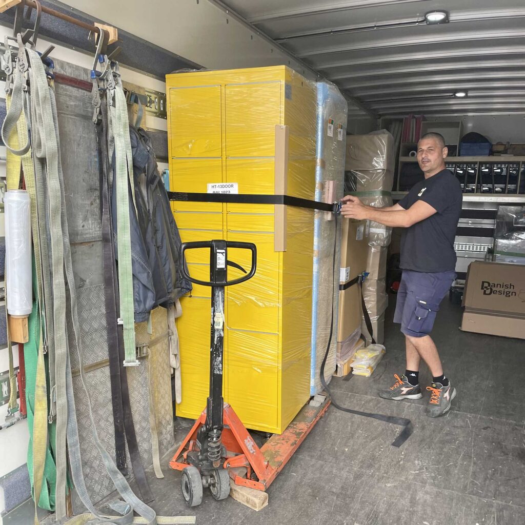 livraison du dernier kilomètre : déchargement de marchandises par un technicien Axal