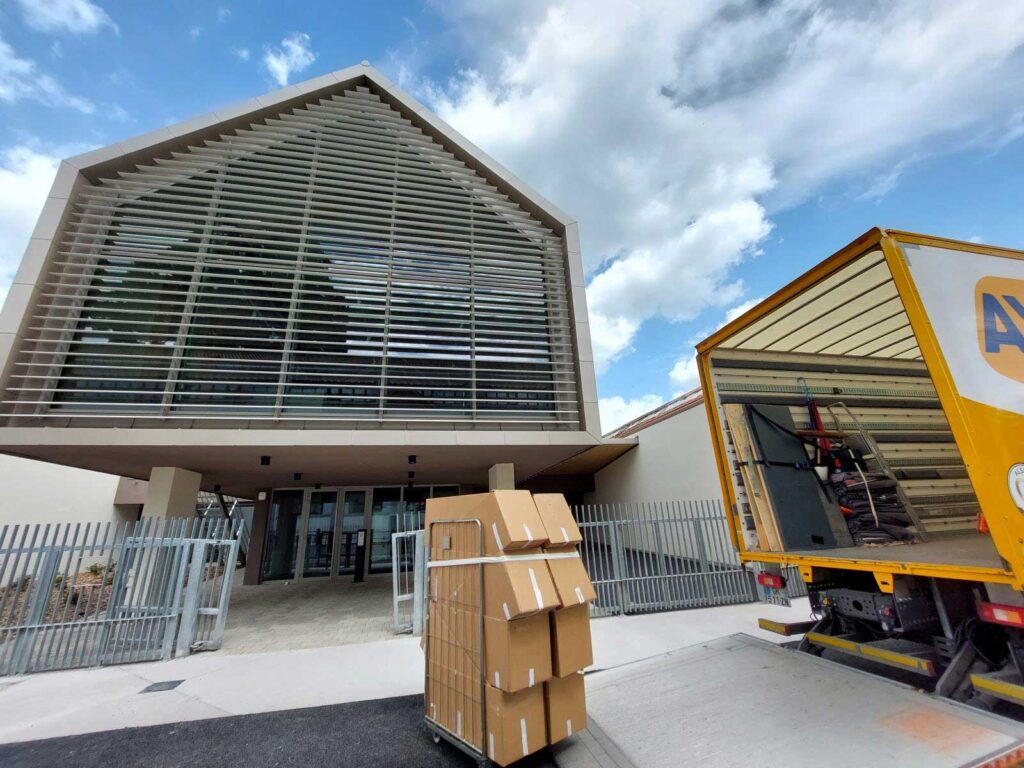 Déménagement et transfert d'archives avec une camionnette à hayon 