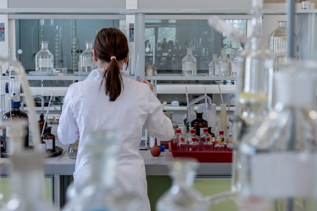 Vue de dos d'une laborantine dans pour illustrer la livraison de matériel médical