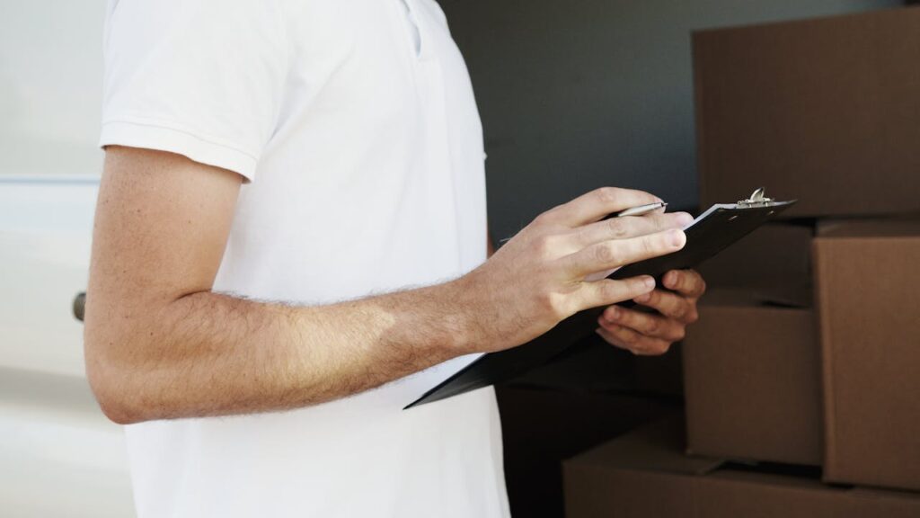 Expert Axal recensant les besoins en logistique d'un client