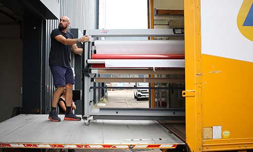 Technicien manutentionnaire effectuant le transport de matériel professionnel