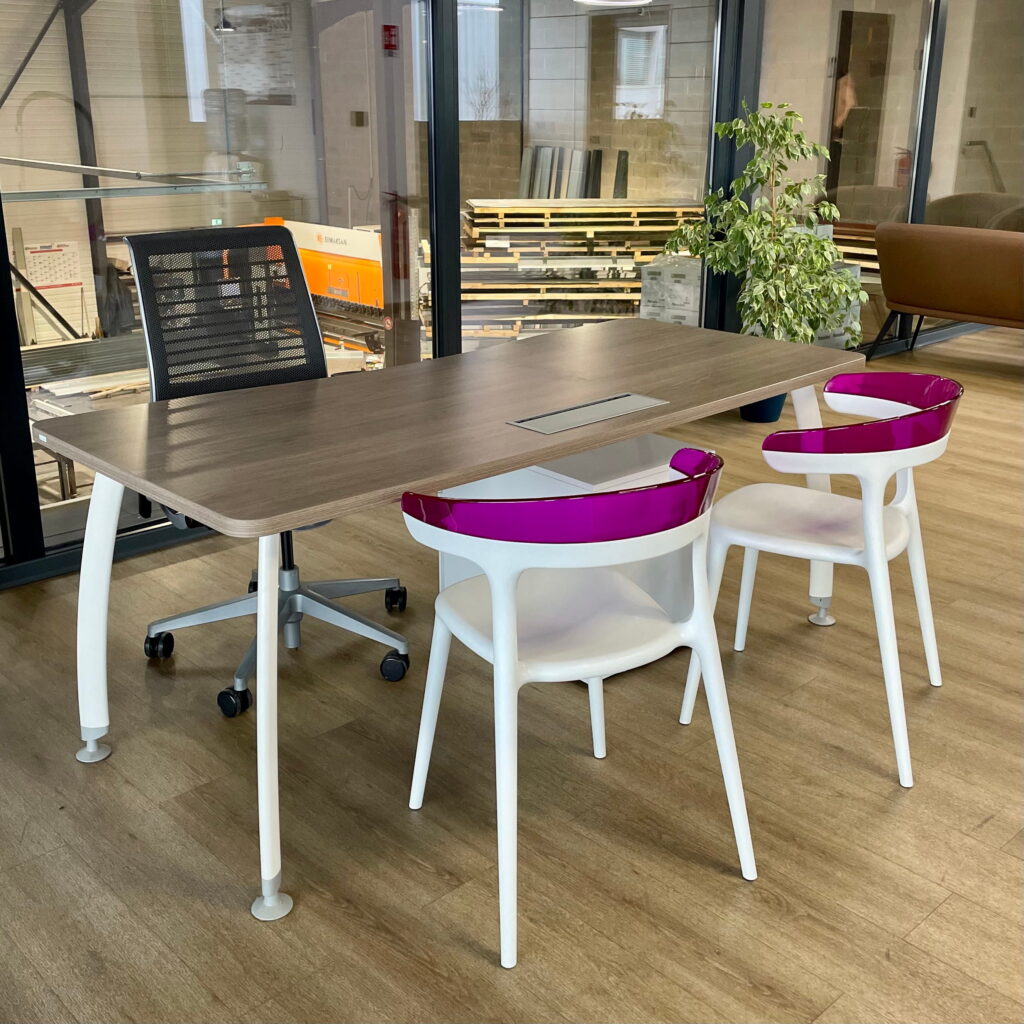 mobilier de bureau d'occasion : table et chaises