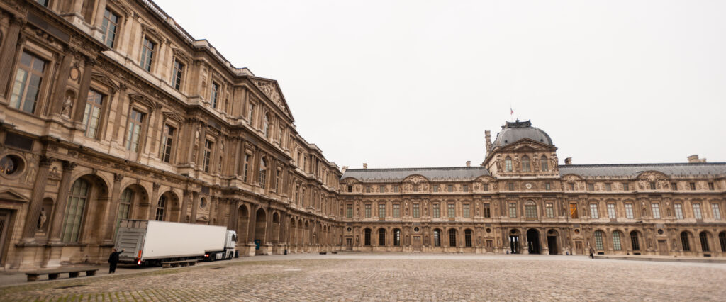 Camion utilisé pour la manutention de sculptures au Louvre