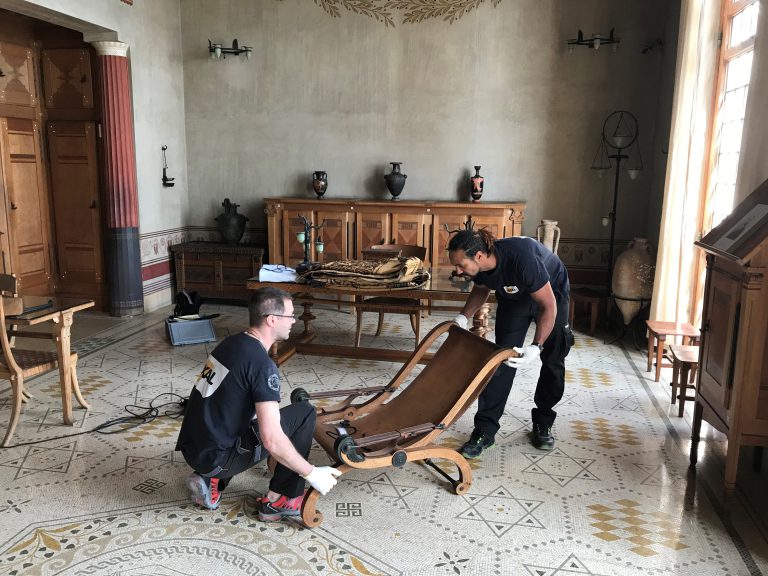 Déménagement de mobilier précieux dans la villa Kérylos