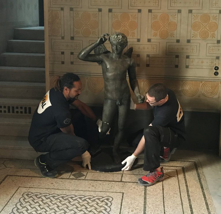 Techniciens Axal effectuant la manutention d'une sculpture dans la Villa Kérylos