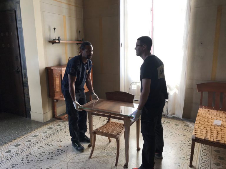 Techniciens Axal déplaçant du mobilier à la Villa Kérylos