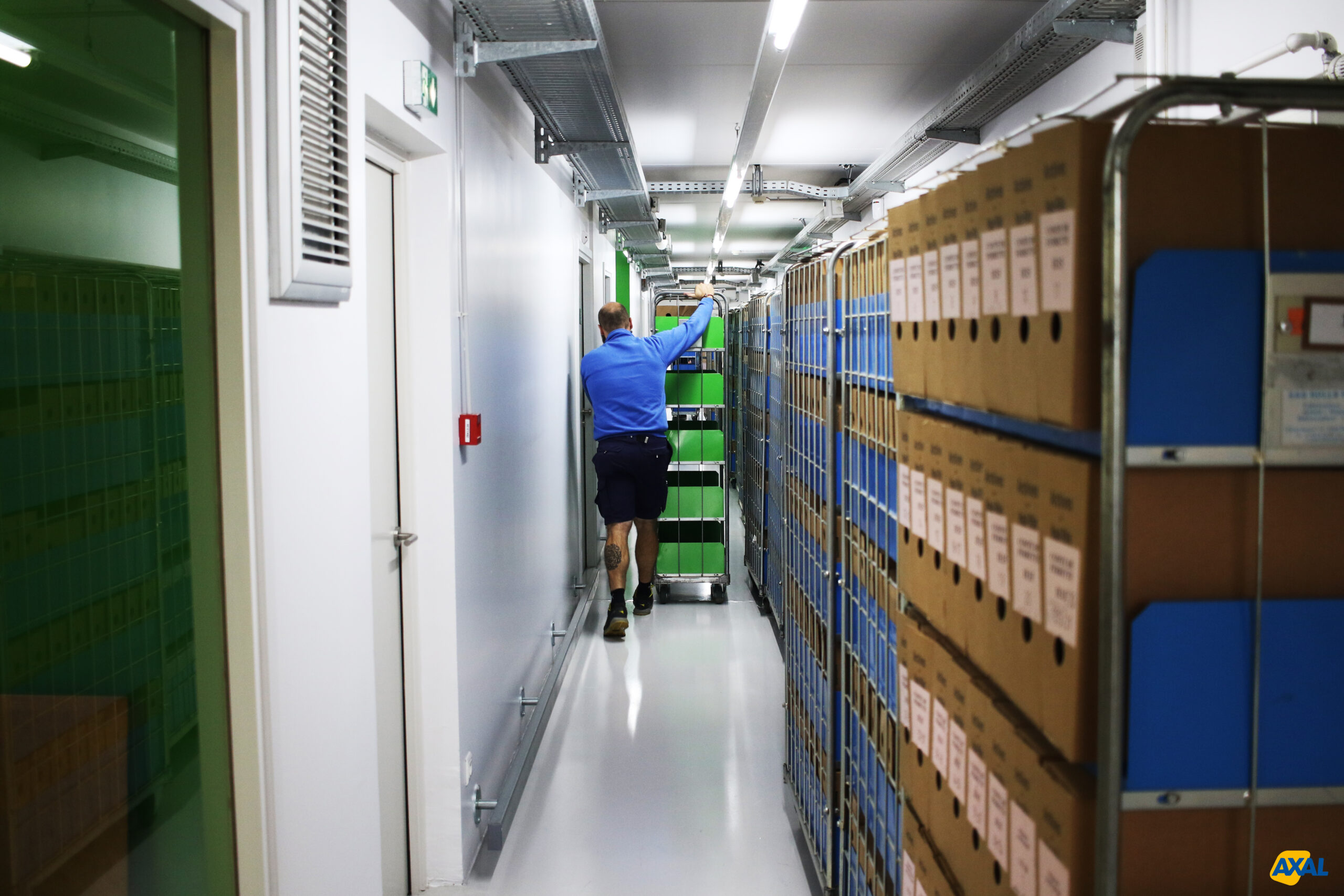 technicien Axal effectuant le transfert d'archives départementales