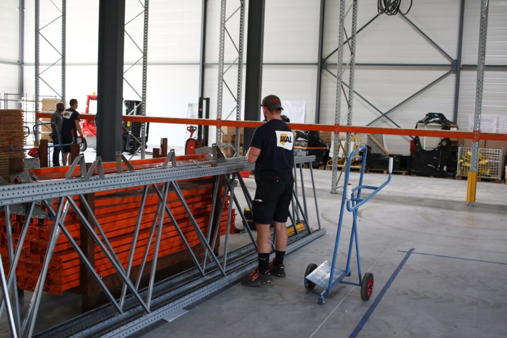 démontage et manutention de racks dans le cadre du transfert d'un site logistique