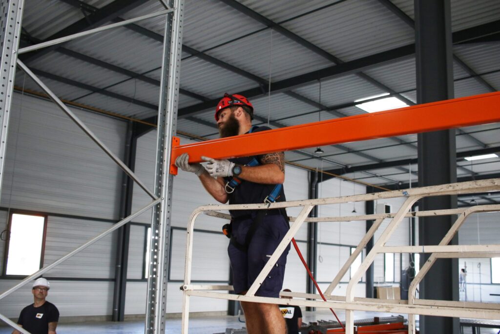 Technicien Axal effectuant le transfert et la réimplantation de racks et palletiers