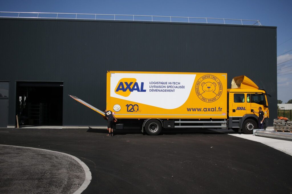 Camion de déménagement Axal utilisé dans le cadre du transfert logistique de SPIE