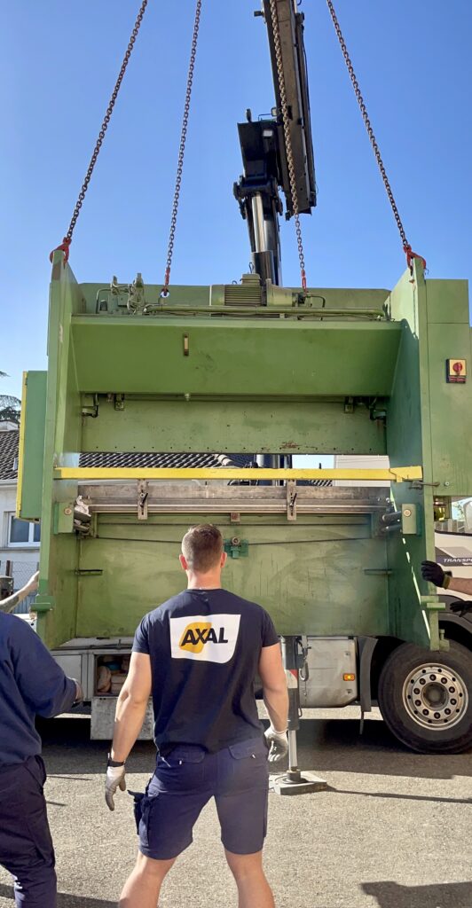 Opération de manutention lourde avec levage d'une machine industrielle