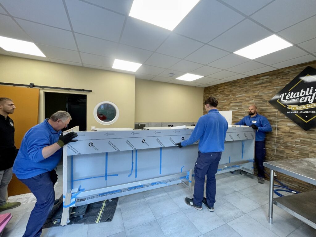 techniciens Axal installant du matériel professionnel