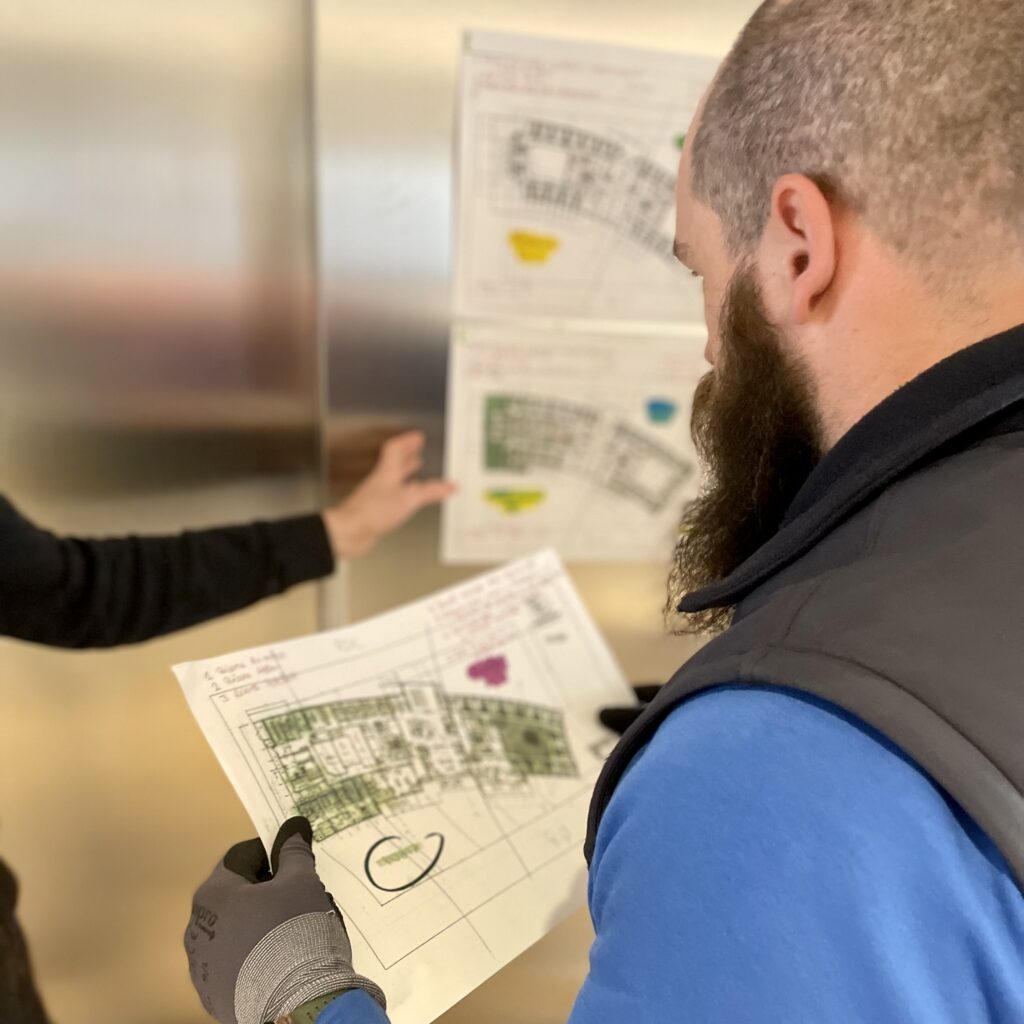 technicien Axal effectuant une analyse de l'infrastructure des locaux lors d'un déménagement industriel