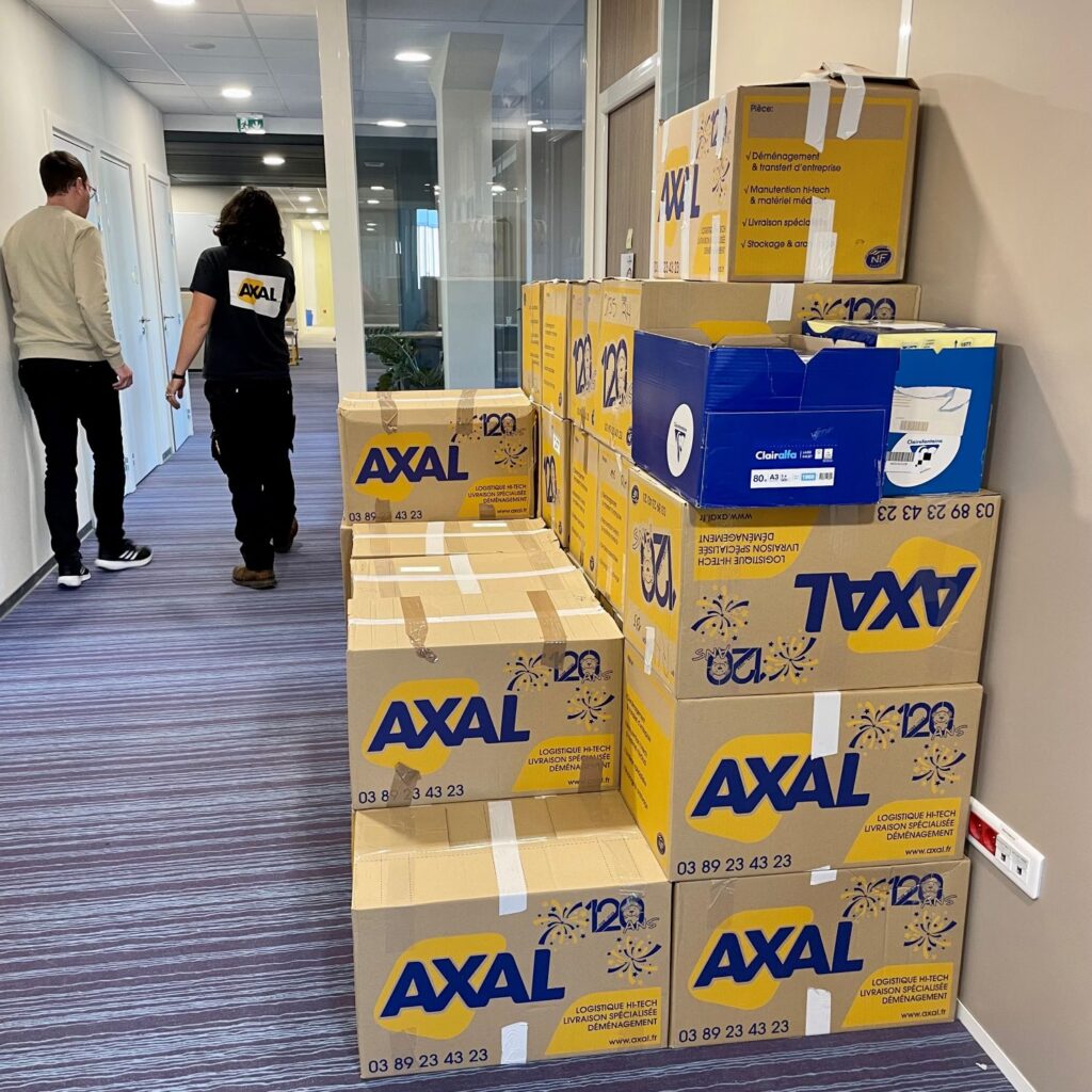 Cartons axal prêts à être transférés dans le cadre d'un déménagement de bureaux