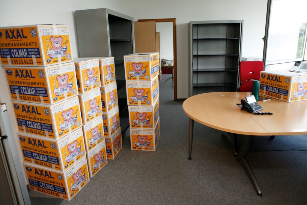 Préparation des cartons par les équipes Axal dans le cadre d'un déménagement de bureaux professionnels