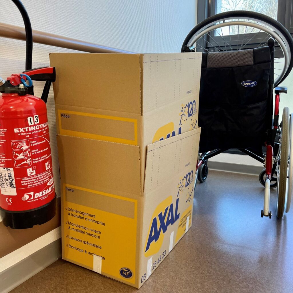 Cartons de déménagement et matériel médical dans un EHPAD