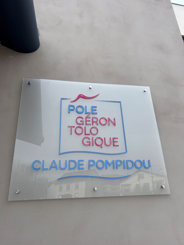 Plaque professionnelle avec inscrit le nom du Pôle Gérontologique Claude Pompidou