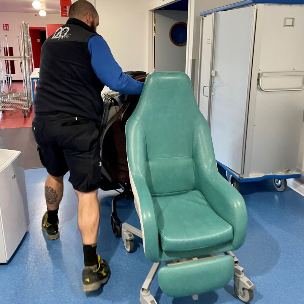Déménageur Axal assurant la manutention d'équipement médical