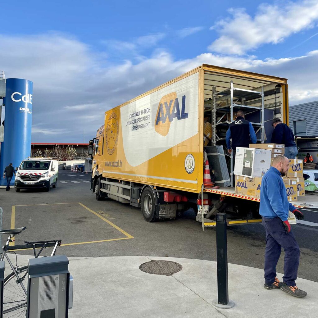 Déménageurs Axal chargeant un camion lors d'un transfert et déménagement d'entreprise