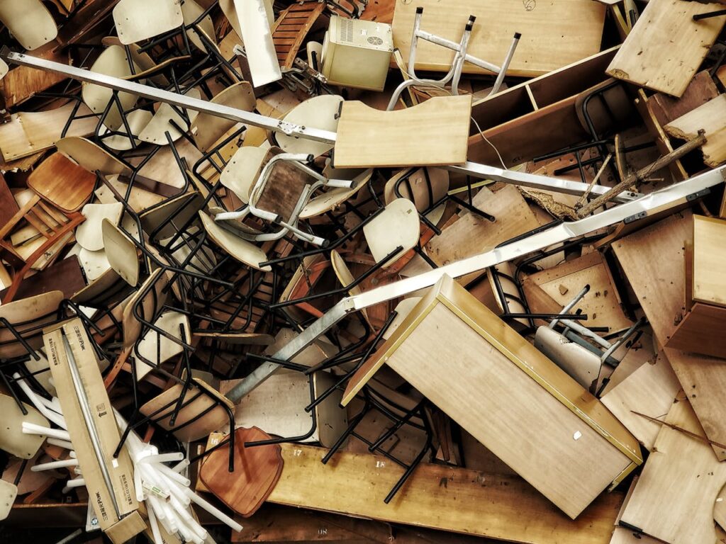 amoncellement de déchets d'éléments d'ameublemet