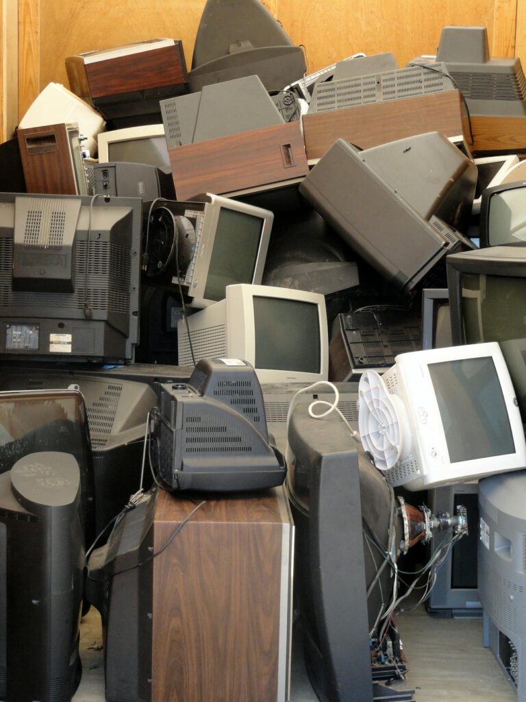 Pile de déchets DEEE dans une benne de recyclage