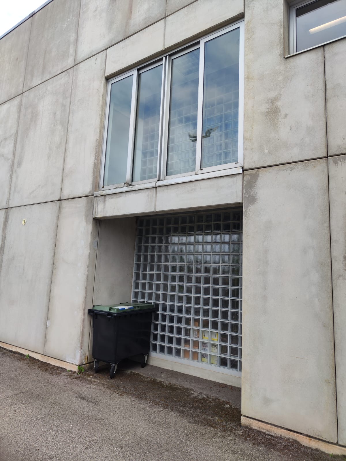 accès en hauteur pour la livraison d'une armoire ASECOS de 550kg