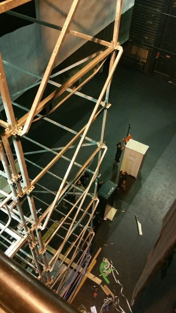 opération de manutention et levage d'équipements lourds au Théâtre National de Strasbourg
