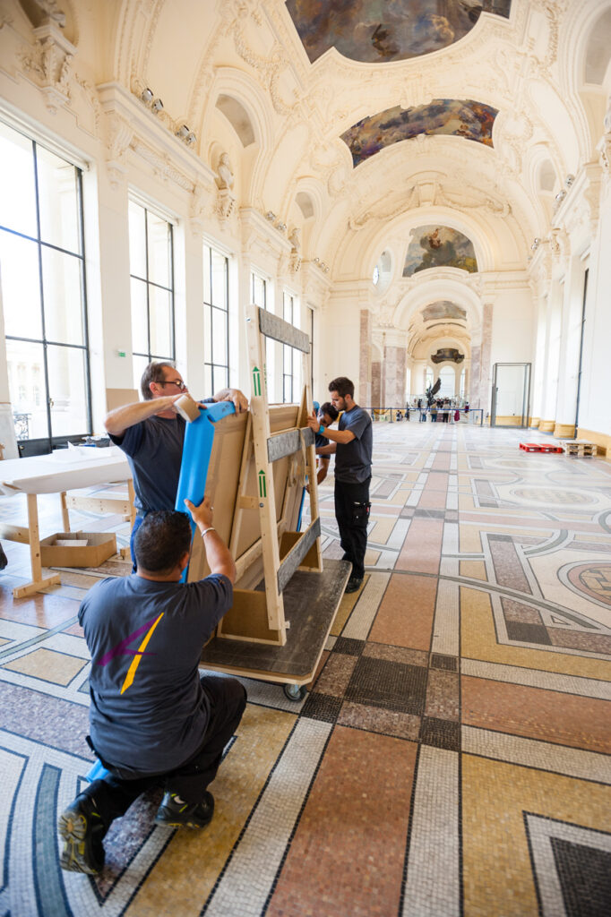 Déménageurs Artrans effectuant l'installation d’œuvres d'art au sein d'un musée
