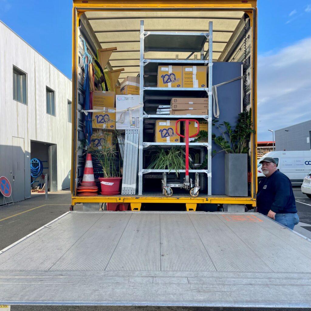 camion de déménagement Axal chargé d'objets et de mobilier lors d'un transfert d'entreprise
