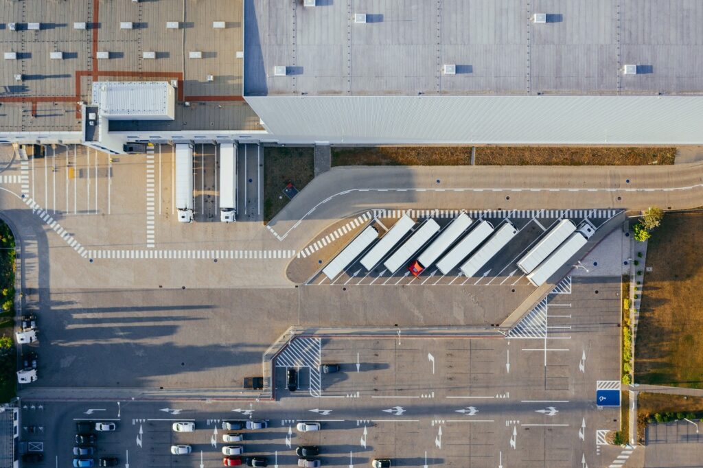 vue aérienne de camions de transport à Mulhouse