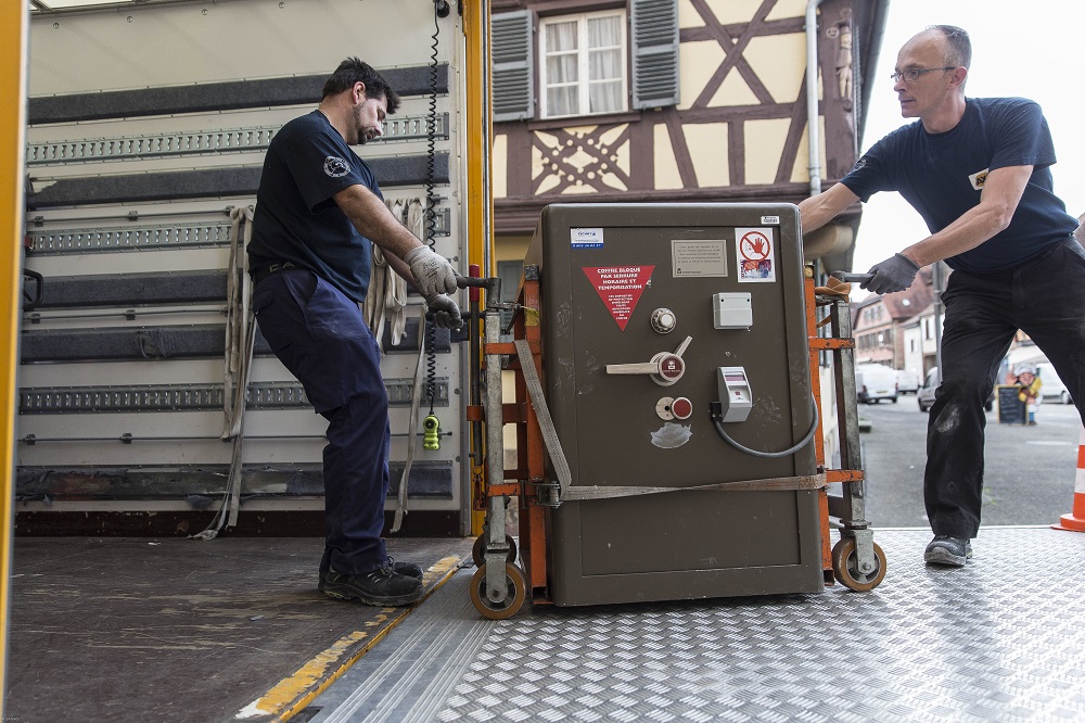 Déménageurs Axal effectuant un transfert de coffre-fort de banques