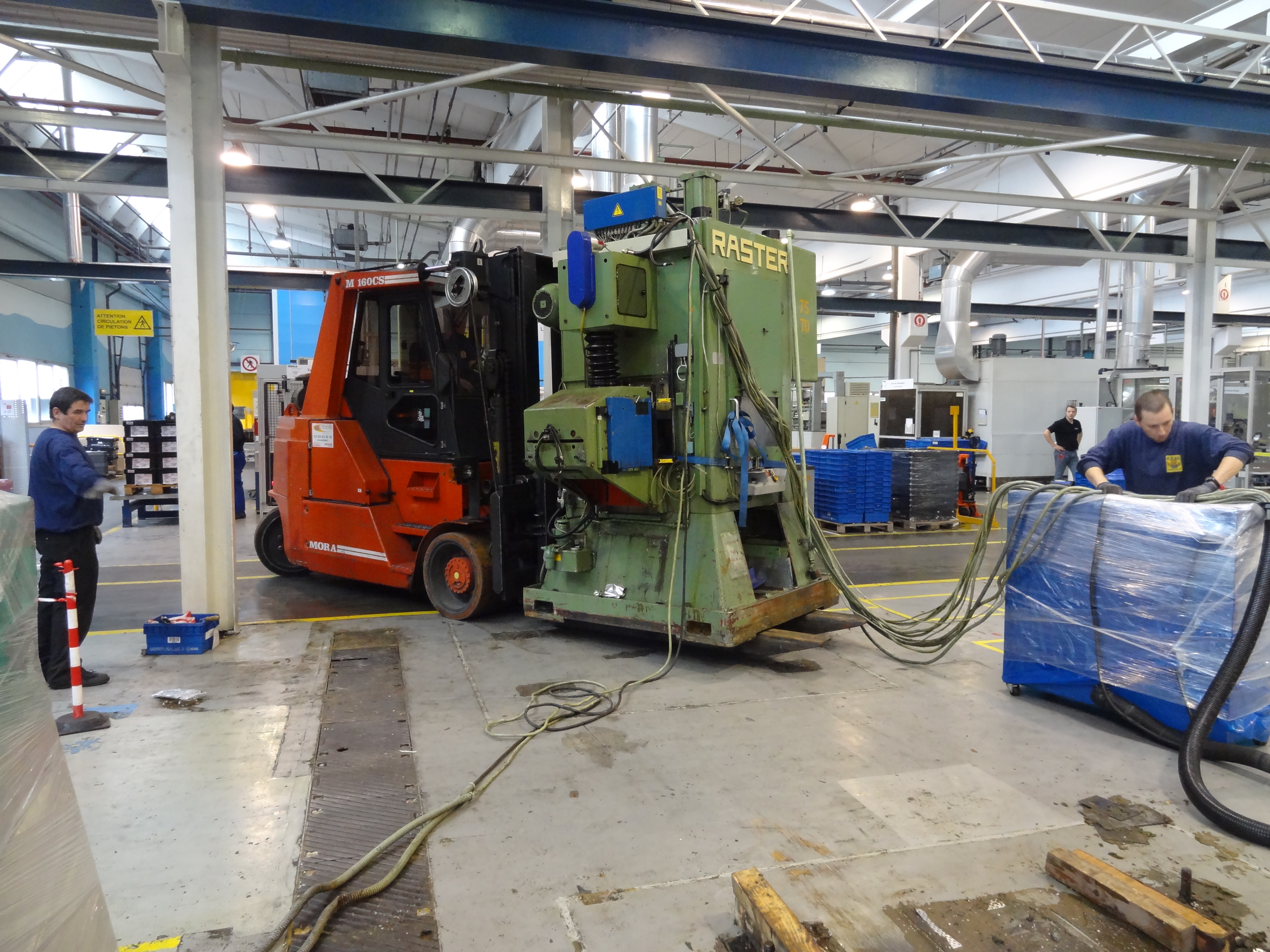 opération de démantèlement de lignes de production chez un équipementier automobile
