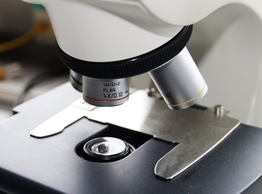 microscope pour illustrer le déménagement de laboratoire