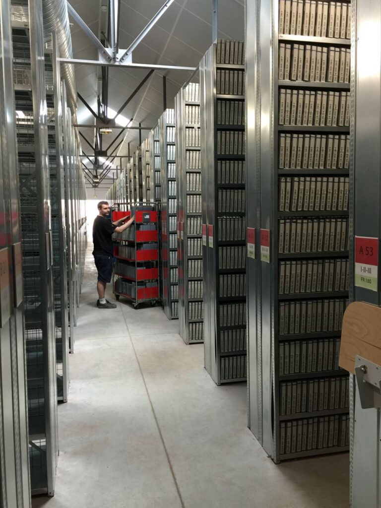 Technicien Axal effectuant la collecte d'archives pour destruction