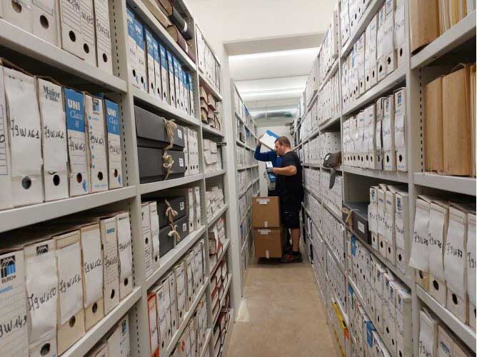 Techniciens Axal effectuant le déménagement et la destruction d'archives pour une entreprise