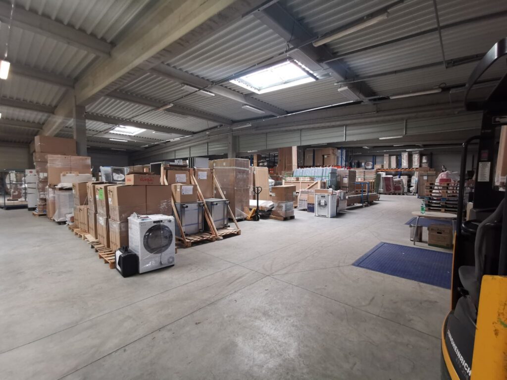 entrepôt logistique avec stockage sécurisé de marchandises