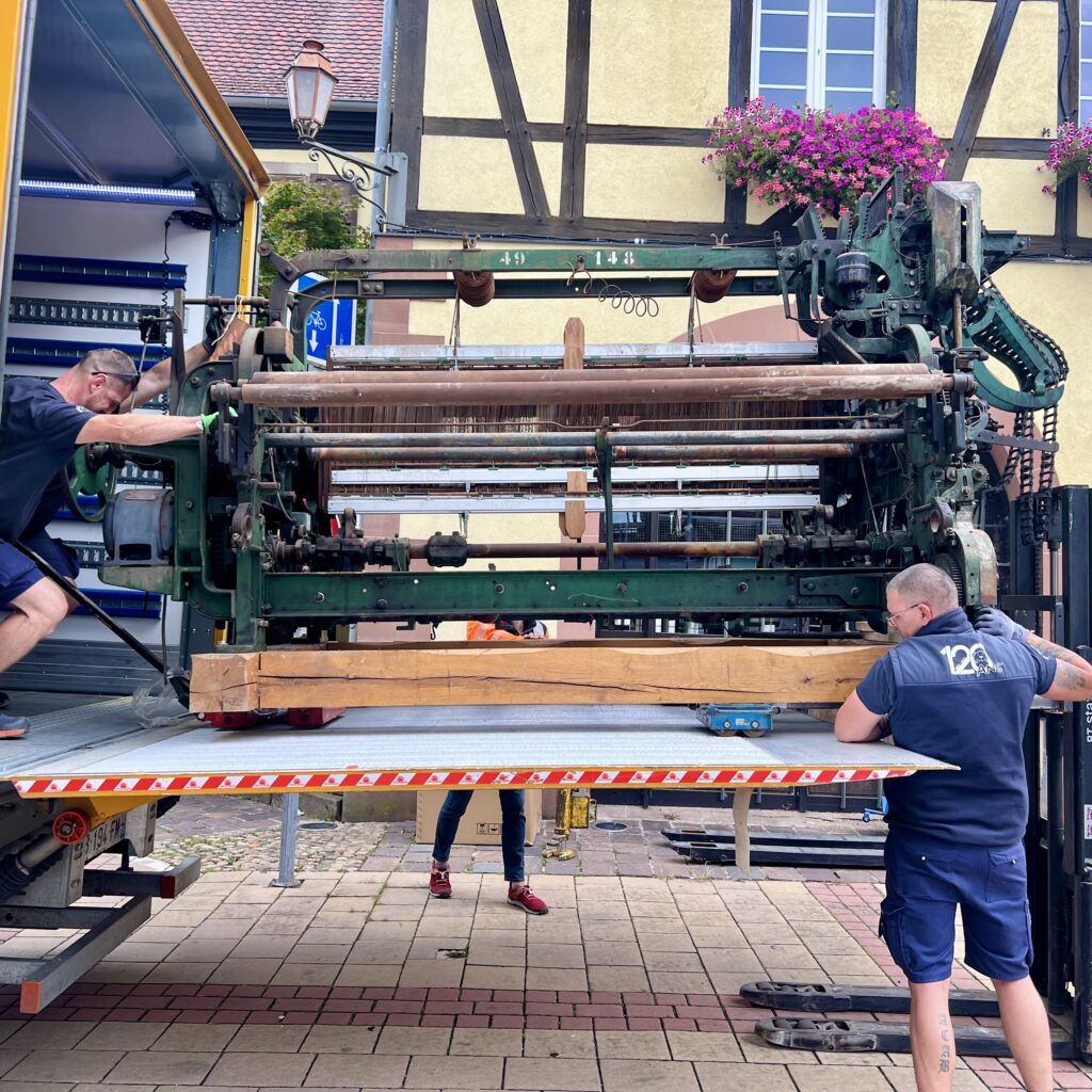 manutention lourde : déchargement d'une machine